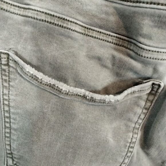 "SO" woman's distressed shorts. - Picture 7 of 12